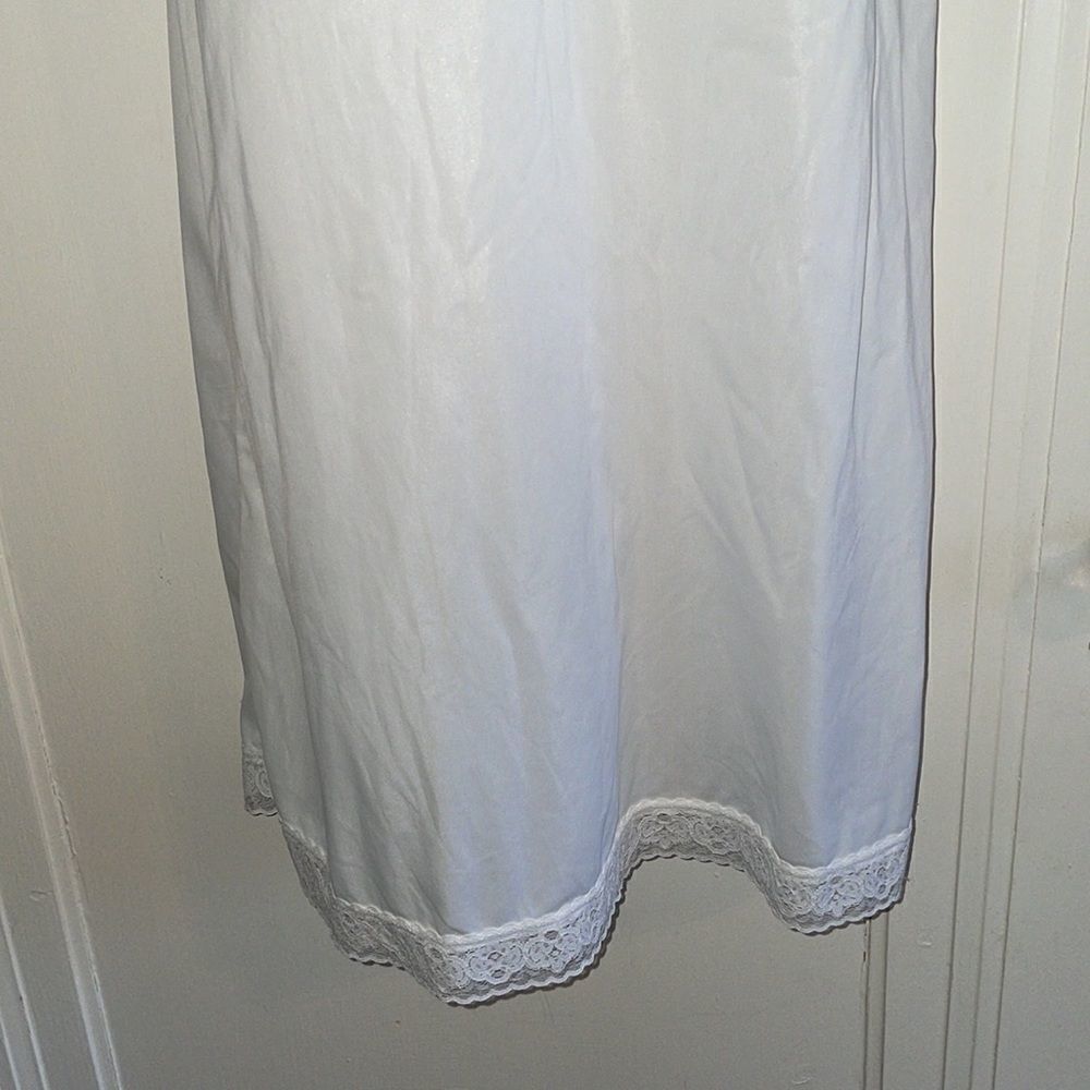 Vtg white full slip with lace details - Picture 3 of 5